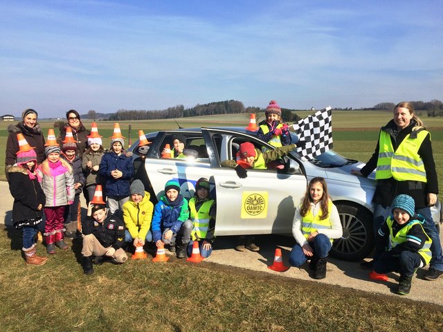 Dank dem Verkehrssicherheitsprogramm "Hallo Auto" wissen die Volksschüler jetzt über den Anhalteweg Bescheid. | Foto: ÖAMTC