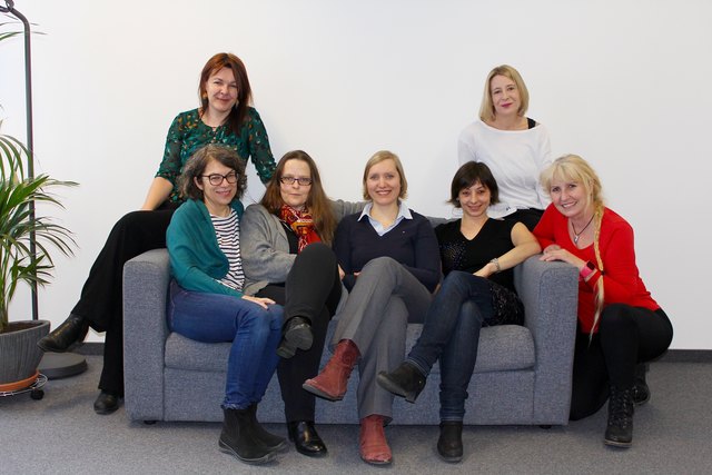 "Auf der Couch": Monika Moises, Carmen Fürndrath, Andrea Leidlmayr Raphaela Kovazh, Bettina Fleischmann, Verena Reingruber und Anita Leser (v.li.n.re.)