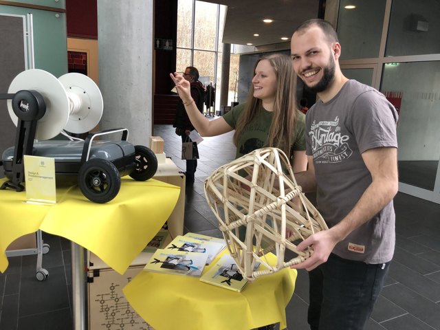 Am Stand der Holzstudiengänge sind diverse Objekte ausgestellt, die am Campus entstanden sind. Wozu dieses Flechtwerk gedacht ist, erfährt man von den Lektoren und Studierenden vor Ort.