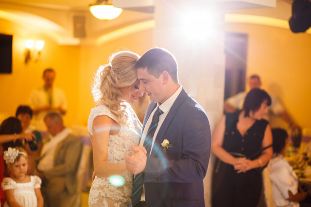 Der erste Tanz ist eine beliebte Tradition bei jeder Hochzeit. | Foto: panthermedia/lobodaphoto