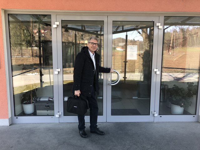 Karl Schober, ehemaliger Bürgermeister von Pitschgau, vor dem Eingang zum Amtsgebäude.