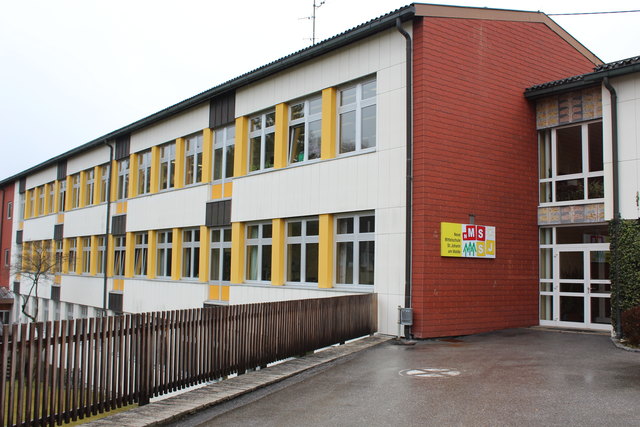 MS St. Johann am Walde: Basis der Arbeit an der NMS ist die Leseförderung. Das Augenmerk liegt auf einer soliden Ausbildung der Schüler, sodass sie für ihren weiteren Bildungs- und Ausbildungsweg sehr gut gerüstet sind. Laut Direktorin Claudia Landrichinger lautet das Motto der Schule (nach einem Zitat von Albert Einstein): „Der junge Mensch soll die Schule als harmonische Persönlichkeit verlassen, nicht als Spezialist.“ | Foto: Ebner