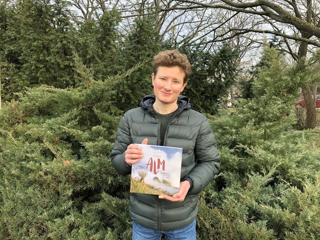 Der Hietzinger Journalist Mathias Kautzky mit seinem ersten Buch "Auf der Alm". | Foto: Christina Hecher