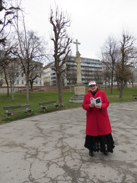 Waltraud Zechmeister liest im Augarten aus ihrem Buch „Venuskristalle“.