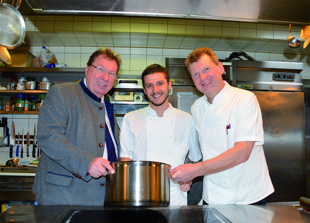 Bürgermeister Andreas Stockinger, Jungkoch Maximilian Schellerer und Gasthaus zur Kohlstatt-Inhaber Franz Müller﻿. | Foto: Marktgemeidne Thalheim