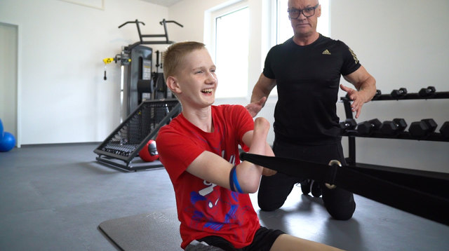 Dennis hat zwei Arm- als auch Beinprothesen. herbert Pichler´s Ziel ist es, ein machbares und nachhaltiges Trainingsprogramm für den Alltag anzuleiten. | Foto: Equal Sports