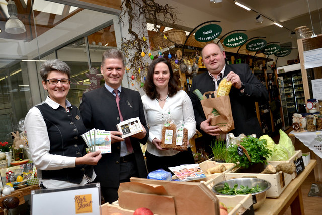 Leopoldine Adelsberger, Andreas Hanger, Eva Maria Prüller sowie Anton Krenn im Scheibbser „Nah guat“-Regionalladen. | Foto: www.eisenstrasse.info