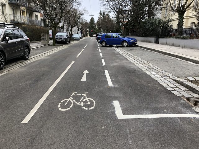 Tatort Messerschmidtgasse: Hier ging der Schildbürgerstreich mit den falschen Markierungen über die Bühne.