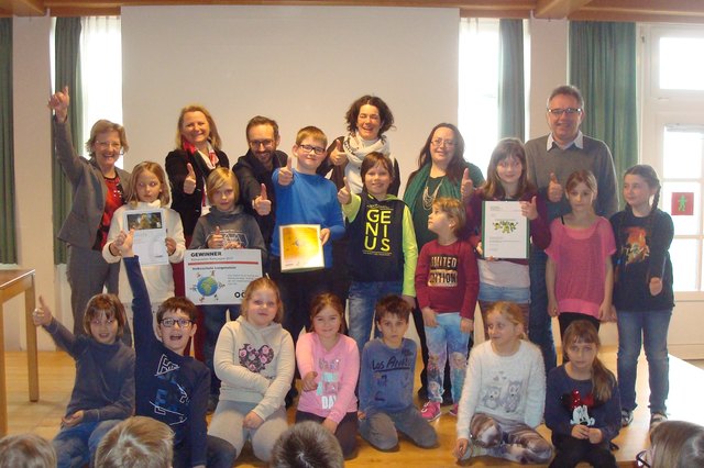 VS Langenstein mit v.l.n.r. Schulleiterin Maria Stütz, Martina Steininger (OÖ Verkehrsverbund), Norbert Rainer (Klimabündnis OÖ), LAbg. Maria Buchmayr, GR Andrea Wetzelmaier und BGM Christian Aufreiter im Hintergrund | Foto: VS Langenstein