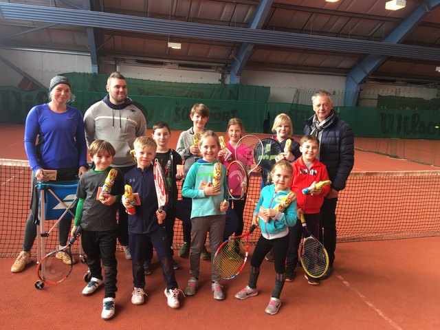 SK Askö Greuth-Obmann Dietmar Schäfermeier (re.) freute sich mit den begeisterten Tennis-Kids über die bei Lena Sleik und Ingo Winter erlernten Fortschritte | Foto: KK