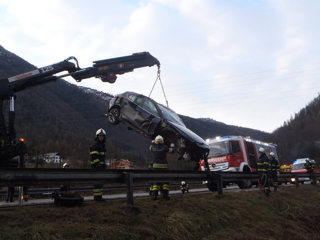 Mittels Kran des schweren Rüstfahrzeuges wurde Fahrzeugbergung durchgeführt und das Unfallfahrzeug auf den Abschleppwagen gehoben.