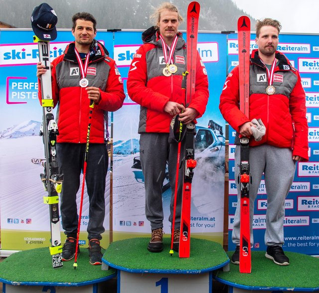 Die erfolgreichen Herren im Riesentorlauf: Manuel Feller (Mitte) siegte vor Johannes Strolz (li.) und Marco Schwarz (re.). | Foto: Reiteralm Bergbahnen/Grünwald
