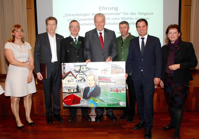 Dem ehemaligen Bürgermeister von Haselsdorf-Tobelbad, Helmut Holzapfel (4.v.r.), wurde der Titel Ehrenbürger verliehen. | Foto: Gemeinde