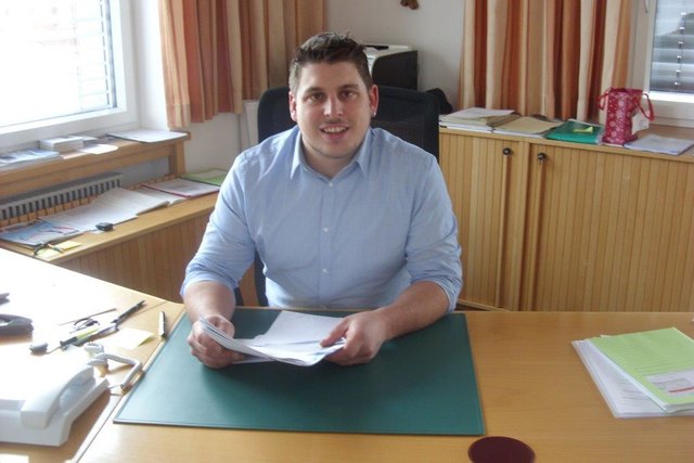 Fühlt sich schon sichtlich wohl an seinem neuen Arbeitsplatz: Bürgermeister Georgios Chrysochoidis. | Foto: Gerd Harthauser