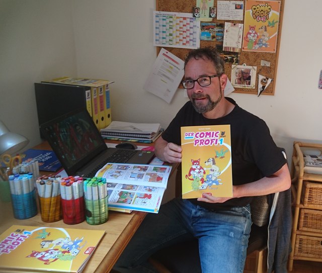 Comiczeichner und Lehrer Wolfgang Tscheru mit seinem neuen Buch "Der Comicprofi", das im Lemberger Schulbuchverlag erscheint | Foto: KK