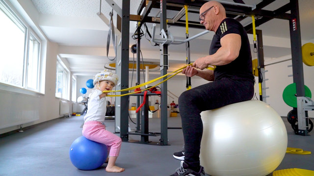 Die kleine Vasilina lernt spielerisch - tatsächlich und im übertragenen Sinne. | Foto: Equal Sports