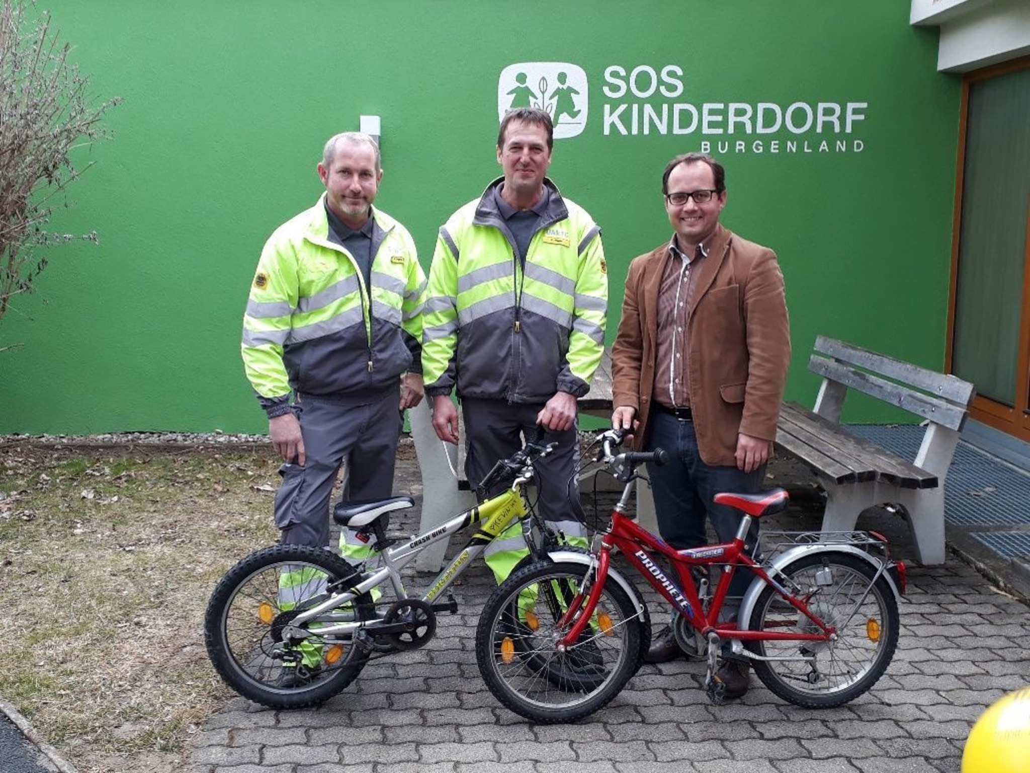 Gelbe Engel zu Besuch im SOS Kinderdorf Pinkafeld Oberwart TEAM SOS Kinderdorf Eine Runde mit dem Fahrrad um