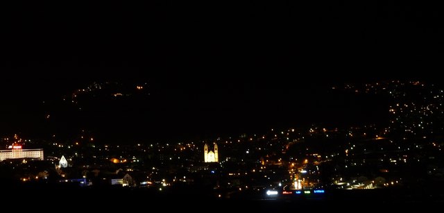 Telfs bei Nacht ist geprägt von deutlich beleuchteten Objekten. In der Earth Hour 2018 wurden nur sehr wenige der Stille der Nacht überantwortet. WWF und die Grünen Telfs wollen in den kommenden Jahren deutlichere Zeichen zum Weltklima erreichen.