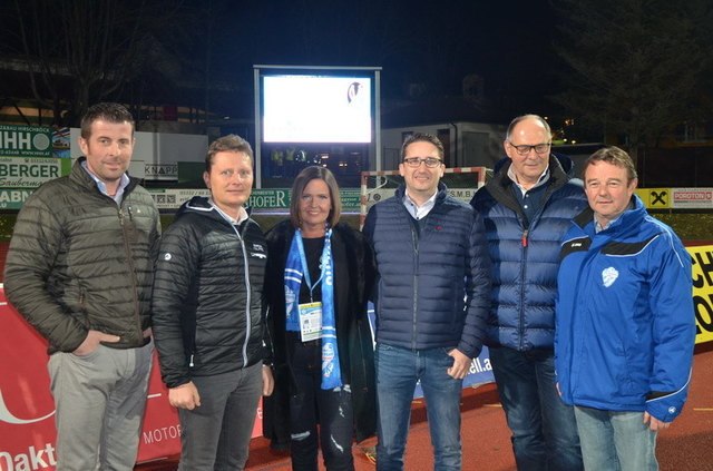 Vorstandsmitglied Helmut Kammel mit den Sponsoren der neuen Videowall. | Foto: KK