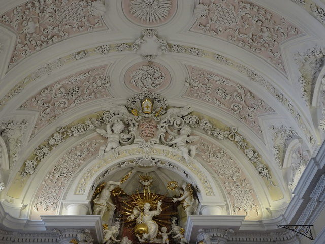 Die herrlich mit Stuck ausgeschmückte Kapelle ist dem Heiligen Georg und damit dem ursprünglichen Landespatron von Tirol geweiht. Im Jahr 1772 wurde er vom Heiligen Josef abgelöst, dann aber 2005  offiziell immerhin wieder zum zweiten Schutzherrn ernannt...