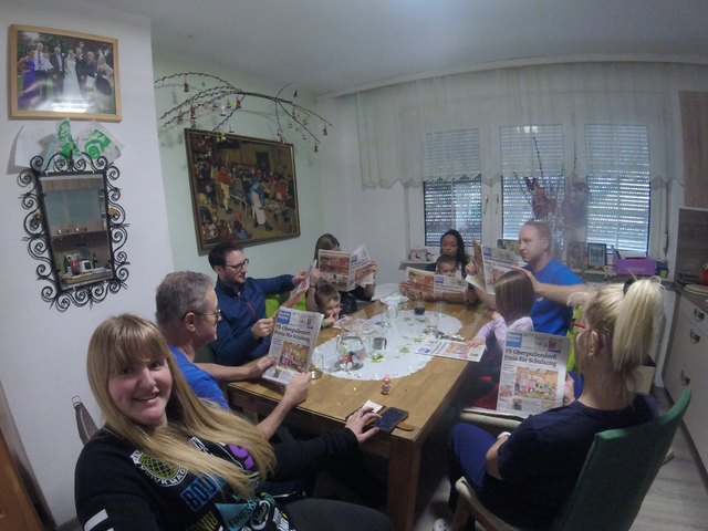 Besondere Familienmomente: Die ganze Familiesitzt gemütlich beisammen und egal ob gross oder klein: Jeder liest sein "Bezirksblatt"!!!