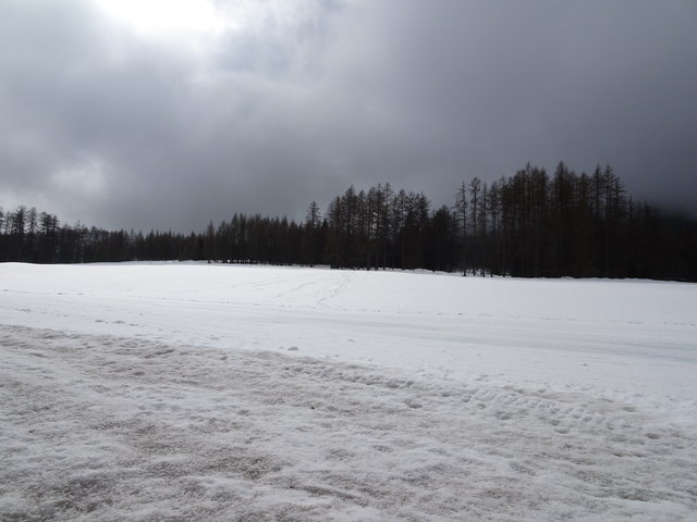 ... liegen oft nah beieinander. So wie hier am Holzleitensattel, wo es zudem noch einiges an Schnee gibt