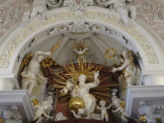 Eine besonders schöne Figurengruppe über dem Hochaltar: Der von Engeln bzw. Putten umrahmte Gottvater mit goldener Weltkugel