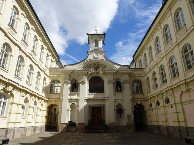 Gut versteckt: Erst wenn man den Innenhof des Alten Landhauses von der südlichen Maria-Theresien-Straße her betreten hat, kann man die Georgskapelle sehen