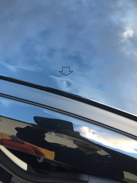 Ein Fahrzeug wurde während der Fahrt auf der Autobahn vom Geschoß eines Luftdruckgewehrs getroffen