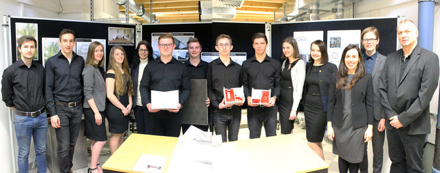 Bautechnik-Schüler der HTL Pinkafeld mit Abteilungsvorständin Ulrike Hartler (5.v.l.) und den Professoren Irene Berto, Benjamin Sasdi und Thomas Wagner (rechts)