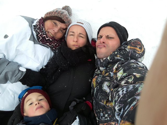 Family show on the snow