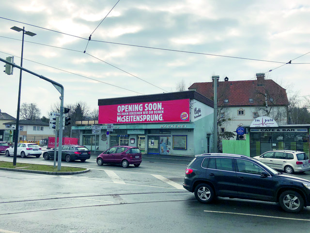 Das Plakat, das bereits seit dem Vorjahr hängt, kündigt eine rasche Burger-King-Eröffnung an. Noch heißt es aber weiter warten. | Foto: KK