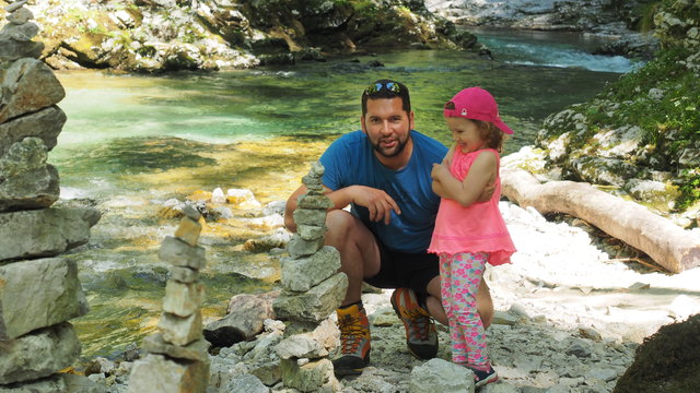 Abschalten mit der Natur einen Steinturm bauen und du lebst den Moment