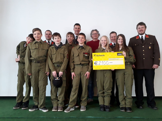 Die Tannheimer Feuerwehrjugend mit dem Kommando der FF Tannheim bei der Scheckübergabe an Toni Gutheinz | Foto: FF Tannheim