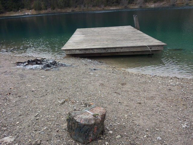 Unbekannt verbrannten mehrere Pakete Zeitungen am Urisee. | Foto: Polizei Reutte