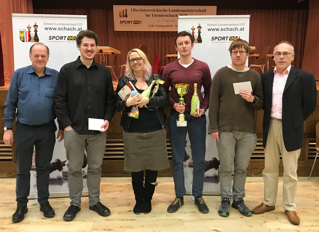 Obmann des ASK Nettingsdorf Johann Daxinger, Drittplatzierter Florian Mostbauer, Landesmeisterin Julia Bernard, Landesmeister Florian Schwabeneder, Zweitplatzierter Florian Sandhöfner, Präsident des Schach Landesverbandes OÖ Kons. Günter Mitterhuemer
