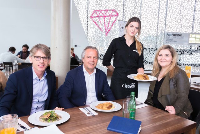 Zu Mittag beim Pachleitner: Christian Brunner (l.), Hannes Fliesser und Martina Maros (WOCHE, r.) mit Lara Vetter vom "nullneun" | Foto: Jorj Konstantinov