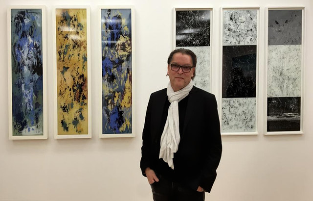 Edwin Wiegele vor seinen Bildern (Archivfoto) | Foto: KK
