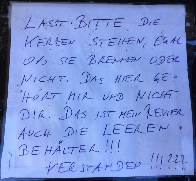 Diesen aufgeklebten Zettel fand ich rein zufällig während eines Spazierganges am Villacher Waldfriedhof bei einer Urnenwand!?! DIE WELT STEHT AUF KAN FOLL MEHR LONG   ; - )