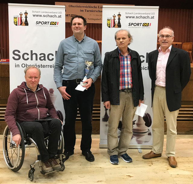 Drittplatzierter des offenen Turniers Mag. Robert Navratil, Turniersieger Jordan Boksinski, Zweitplatzierter Pero Dumancic und Präsident des Schach Landesverbandes OÖ Kons. Günter Mitterhuemer
