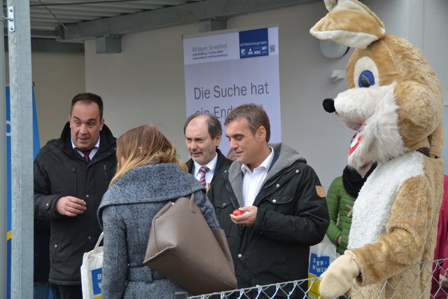 Schlüsselübergabe in Purgstall an der Erlauf: Die Mieter freuten sich darüber, ihre brandneuen Wohnungen beziehen zu dürfen.