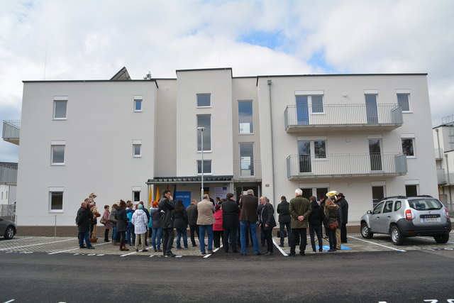 Die neuen Mieter und zahlreiche interessierte Besucher schauten bei der Eröffnung der Wohnhausanlage in Purgstall vorbei.
