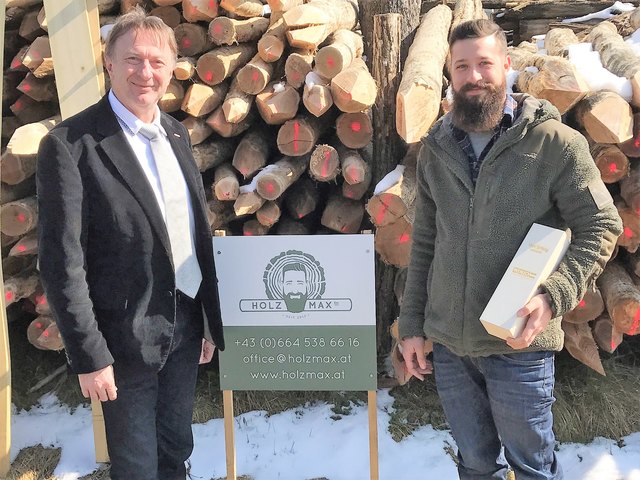 Als "Holzmax" ist Maximilian Huss (rechts), im Bild mit Kammerobmann Wolfgang Ivancsics, nun unternehmerisch tätig. | Foto: Wirtschaftskammer