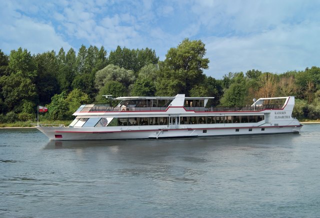 Mit der MS Kaiserin Elisabeth von Korneuburg bis in die Wachau (Spitz) und wieder retour reisen.