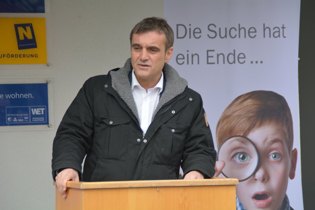 Eröffnung der Wohnhausanlage: Landtagsabgeordneter Anton Erber freute sich, die neuen Mieter in seiner Heimat Purgstall begrüßen zu dürfen.