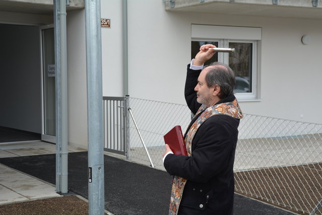 Pfarrer Franz Kronister übernahm die Segnung der neuen Wohnhausanlage in Purgstall an der Erlauf.