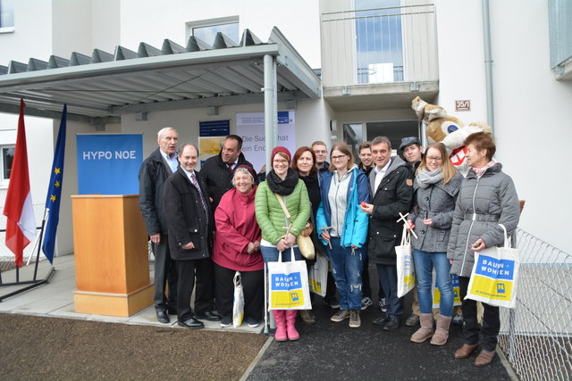 Schlüsselübergabe in Purgstall an der Erlauf: Die Mieter freuten sich darüber, ihre brandneuen Wohnungen beziehen zu dürfen.
