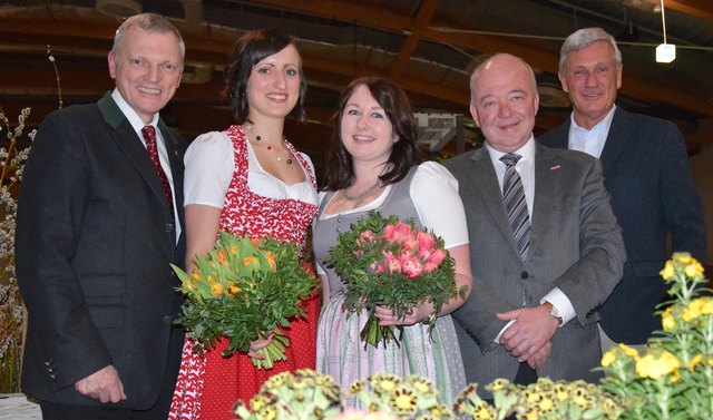 Stellten sich zum Gratulieren ein (v.r.n. l.) : Bürgermeister DI Harald Preuner, Präs. KR Konrad Steindl, Landtagspräsident Dr. Josef Schöchl (links) mit den Meisterinnen Kathrin Übertsberger aus Köstendorf und Melanie Gstöttner aus Wals (Bildmitte).