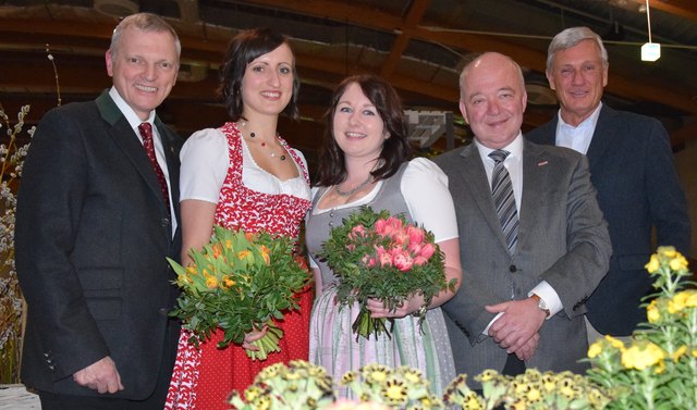 Stellten sich zum Gratulieren ein (v.r.n. l.) : Bürgermeister DI Harald Preuner, Präs. KR Konrad Steindl, Landtagspräsident Dr. Josef Schöchl (links) mit den Meisterinnen Kathrin Übertsberger aus Köstendorf und Melanie Gstöttner aus Wals (Bildmitte). | Foto: Eva Adler