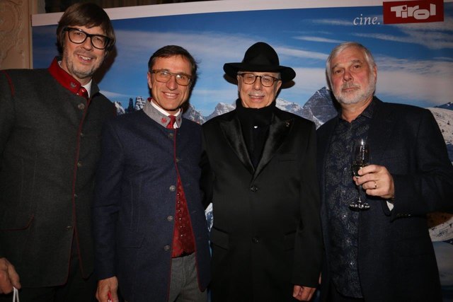 Berlinale-Direktor Dieter Kosslick freut sich gemeinsam mit den Gründungsvätern Josef Margreiter und Erich Hörtnagl sowie Johannes Köck über den 20. Geburtstag von Cine Tirol.
v.l.n.r.: Johannes Köck/Leiter Cine Tirol, Josef Margreiter/Geschäftsführer Tirol Werbung, Dieter Kosslick/Berlinale-Direktor, Erich Hörtnagl/Regisseur & Produzent. | Foto: Cine Tirol